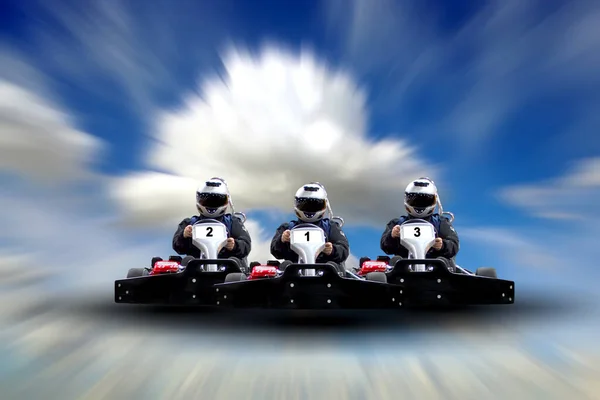 Três Pilotos Velocidade Kart Rive Corrida Indoor Contra Céu Azul — Fotografia de Stock