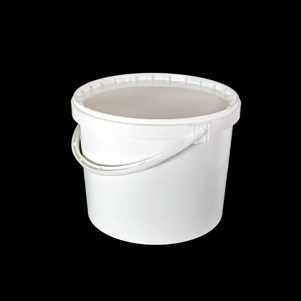 白色塑料桶 把手与白色背景隔离 有一个闭合的圆盖 — 图库照片