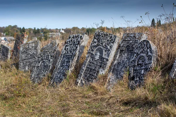 2019 Satanov Oekraïne Oude Joodse Begraafplaats Herfst Grafstenen Een Achtergrond Stockfoto