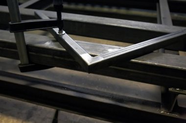 Kaynak yaptıktan sonra bir çilingir atölyesinde metal bir köşeyi öğütmek. Dikişleri söküyorum. Kıskaç