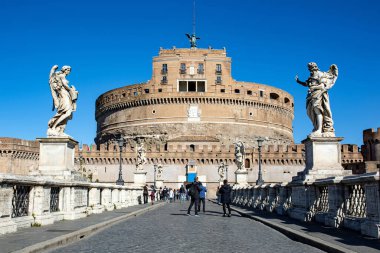 Roma, İtalya 'daki mavi gökyüzüne karşı Sant' Angelo Kalesi 'nin ön manzarası