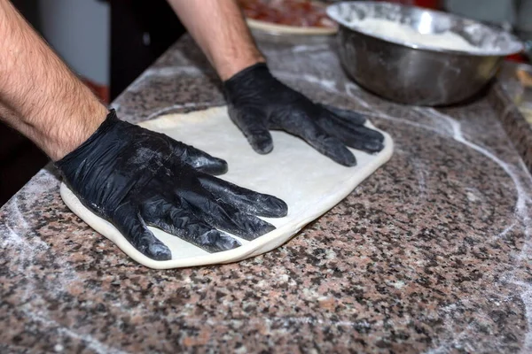 Cuocere Cucina Mettendo Gli Ingredienti Sulla Pizza Concetto Pizza Produzione — Foto Stock