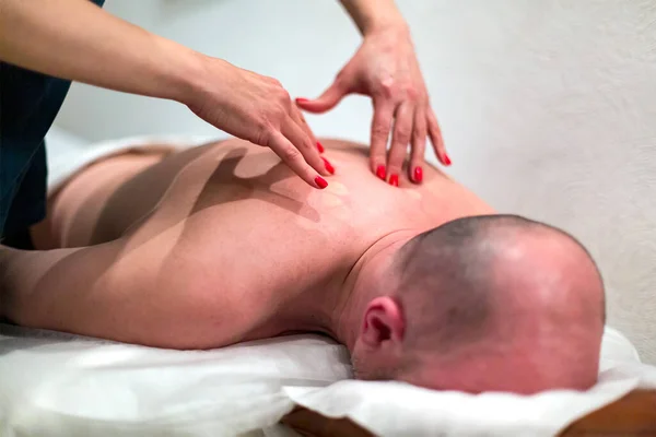 Image Une Masseuse Donnant Massage Relaxant Dos Dans Spa — Photo