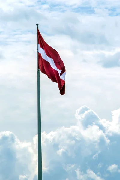 Drapeau Lettonie Sur Long Mât Drapeau Contre Ciel Drapeau Rouge — Photo