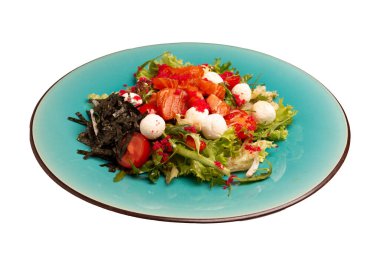 Philadelphia salatası. Beyaz bir arka planda izole edilmiş. Mavi bir tabakta.