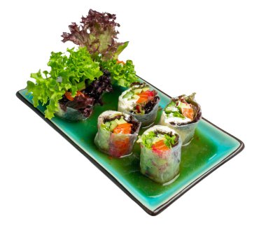 Suşi beyaz bir tabakta. Beyaz bir arkaplanda izole edilmiş.