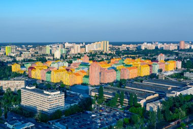 Gökkuşağı evleri hava manzaralı. Kiev hava manzaralı renkli gökkuşağı evleri. Panorama