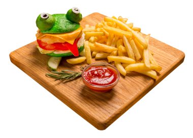 Çılgın kurbağa burger fileto, kızarmış peynir, kurutulmuş burger çörek, yeşil ketçap, taze domates, dolma biber, buzdağı, zeytin, patates kızartması, ketçap. Beyaz arkaplanda izole edilmiş resim.