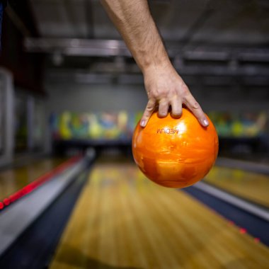 Bowling topu turuncu arka planda bovling salonu