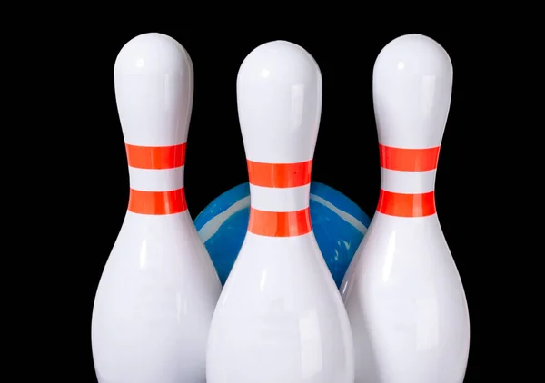 Bowling Csapok Fehér Színű Elszigetelt Fekete Háttér Kék Tekegolyó — Stock Fotó