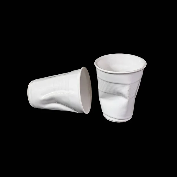 Due Accartocciati Bianco Tazza Plastica Monouso Isolato Sfondo Nero — Foto Stock