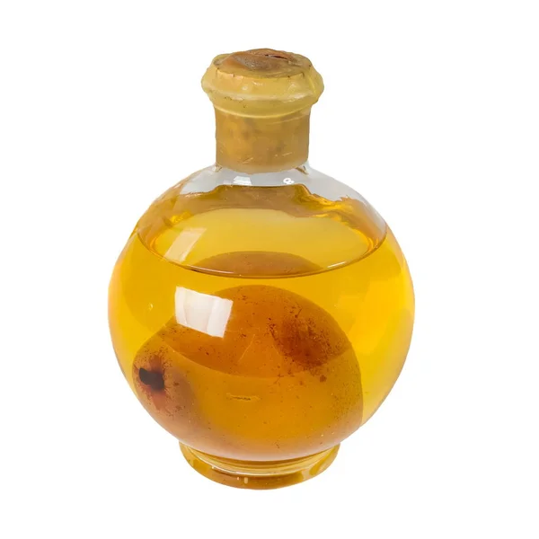 把梨放在玻璃瓶里 酒壶上有黄色的药水和梨子 酒装在一个圆形瓶子里 里面有威廉姆斯梨子 斯洛文尼亚民族的饮料 白色背景上的孤立图像 — 图库照片