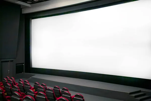 Auditorium Cinéma Avec Écran Blanc Sièges Rouges Noirs Vue Latérale — Photo