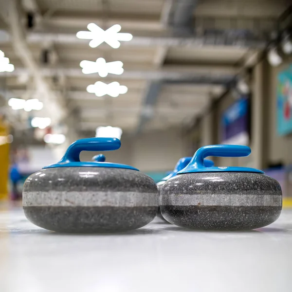 Der Curlingstein Oder Stein Besteht Aus Granit Mit Blauen Griffen — Stockfoto