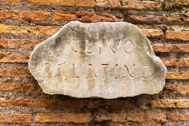 Latince Clivo Palatino yazan tuğla bir duvarda antik çağlardan kalma antik bir tablet. Roma 'daki Palatine Tepesi' ne giden eski yolun adı. yakın plan
