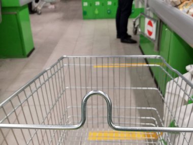 Sosyal mesafe. Karantina altında kalmak için süpermarkette sarı çizgiler çiziyor. Mesafe işaretleri, yerdeki tabelalar eczane, süpermarket, kasadan alışveriş.