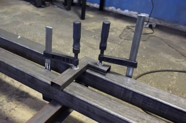 Demir çubuk mengeneye sıkıştırılmış. Kaynak ile Hazırlama.