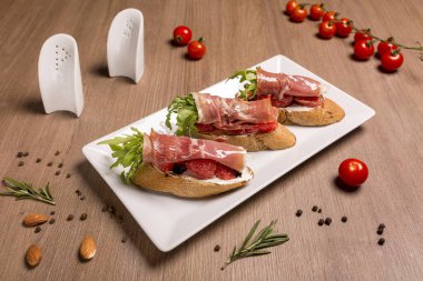 Jambonlu ve greyfurtlu sandviç kurutulmuş çavdar ekmeği, krem peynir, mavi, jambon, greyfurt, roka, balzamik krema..