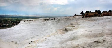 Pamukkale - Denizli, Türkiye 'nin doğal travertin havuzları ve terasları. Jeotermal yaylar, sarkıtlar, jeolojik alan akan suyun bıraktığı karbonat mineralleriyle ünlüdür..