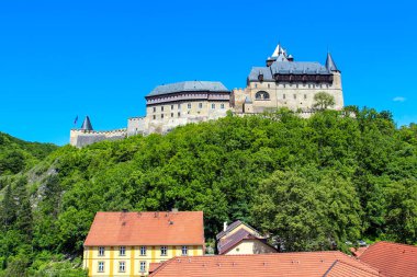 Karlstejn Kalesi - Prag şehrinin yakınında büyük bir Gotik kale. Çek Cumhuriyeti.