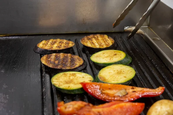 Cozinhar Legumes Grelhar Superfície Fritura Preto Tomates Cebolas Pimentas Vermelhas — Fotografia de Stock