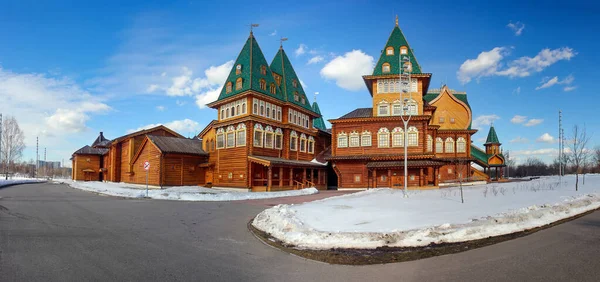 Palácio Madeira Kolomenskoye Paisagem Inverno Com Neve Contexto Céu Azul — Fotografia de Stock