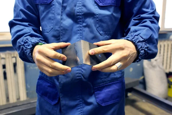 Çilingir öğütüldükten sonra demir bir köşeyi tutar. Kaynaktan sonra Zapiska.