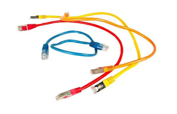 Bir bilgisayar ağı için çok renkli kablolar. Beyaz arka planda izole edilmiş. Kırmızı mavi sarı ve turuncu.