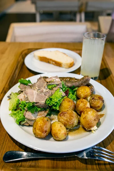 Patata Joven Con Carne Salchichas Placa Con Comida Mesa Desayuno — Foto de Stock