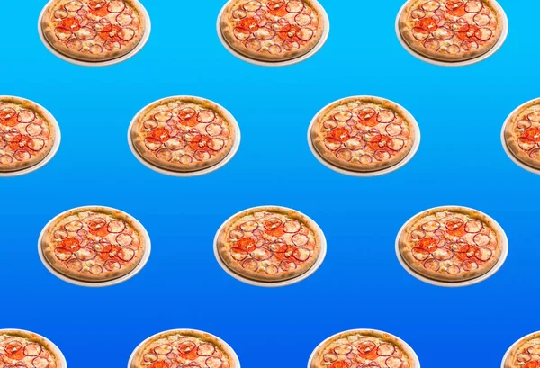 披萨的图案 配红洋葱西红柿和奶酪的比萨 蓝色底色 背景纹理横幅 — 图库照片