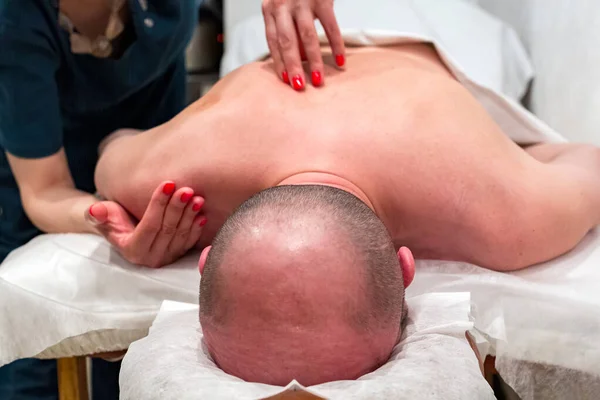Image Une Masseuse Donnant Massage Relaxant Dos Dans Spa — Photo