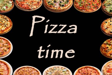 Siyah arkaplanda pizza zamanı yazan farklı pizza türleri çerçevesi. Pizzacı kavramı, İtalyan öğle yemeği veya akşam yemeği pizzası..