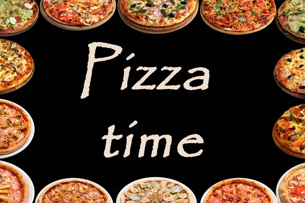 Siyah arkaplanda pizza zamanı yazan farklı pizza türleri çerçevesi. Pizzacı kavramı, İtalyan öğle yemeği veya akşam yemeği pizzası..