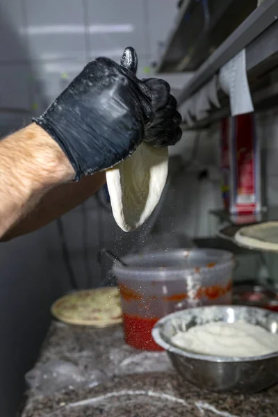 Preparo Torte Pizza Mani Cook Tengono Impasto Con Farina Versata — Foto Stock