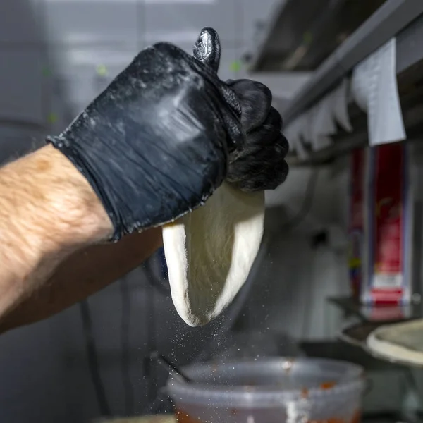 Robię Ciasta Pizzy Ręce Kucharza Trzymają Ciasto Mąką Wylewającą Się — Zdjęcie stockowe