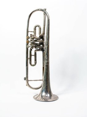 Beyaz arka planda izole edilmiş gümüş trompet. Müzik aleti değeri