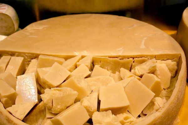 チーズサークル内のスライスにみじん切りパルメザンチーズ 販売の準備 ショップウィンドウで 熟成チーズ — ストック写真