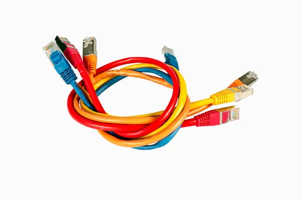 Flerfärgade Kablar För Ett Datornätverk Som Vrids Ihop Isolerad Över — Stockfoto