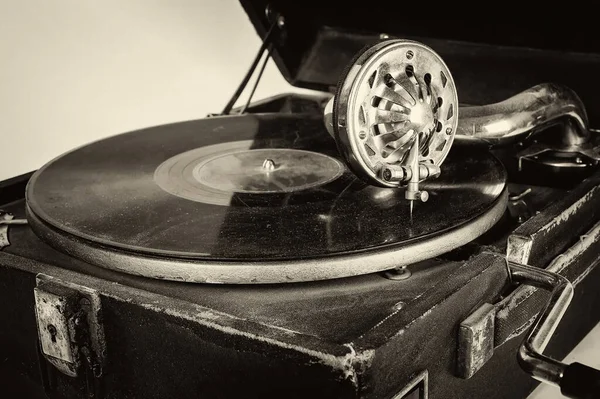 ポータブル風式蓄音機 クランクで撮影 板レコード付きの古い蓄音機白い背景に隔離されています 古い写真のセピア様式 — ストック写真