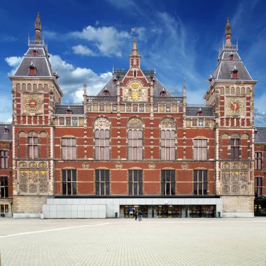Amsterdam Merkez İstasyonu mavi gökyüzüne karşı. Panorama yakın çekim girişi. Hollandaca - Merkez İstasyon.