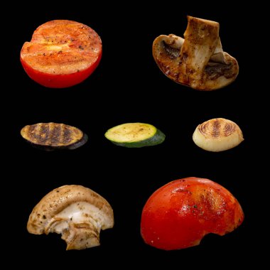 Siyah arka planda izole edilmiş ızgara sebzeler. Domates, mantar şampiyonları, kabak, patlıcan soğanı.