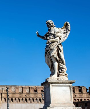 Mavi gökyüzünün arka planında bir melek anıtı heykeli