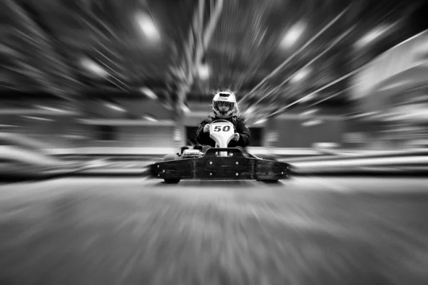 Homem Vai Para Kart Karting Track Dentro Casa Imagem Preto — Fotografia de Stock