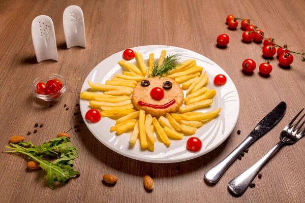 Joyeux Soleil Escalope Poulet Frites Tomates Cerises Olives Ketchup Greens — Photo