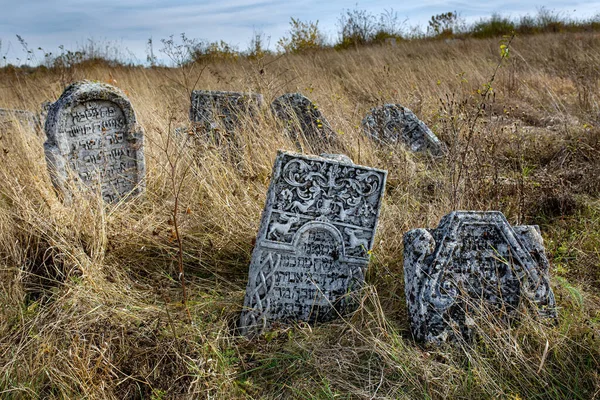 秋に古いユダヤ人墓地 墓地の乾燥した草の背景にある墓石 ユダヤ人墓地は ウクライナのサタノフ Satanov という都市型の村にあるキルクートである 2019サタノフウクライナ — ストック写真