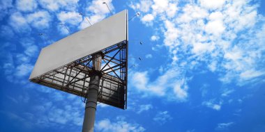 Mavi gökyüzü ve bulutların arkaplanındaki üçgen boş ilan panosu.