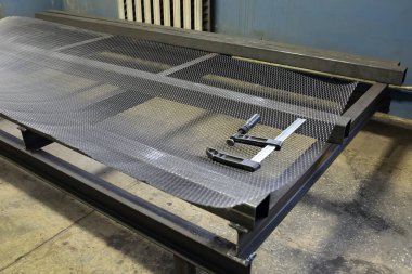 Demir ağlar bir çilingir atölyesinde yatıyor. Demir çemberle kesmeye hazırlanıyor..