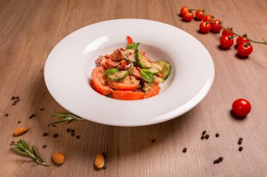 Fıstık soslu Gürcü sebze salatası, salatalık, domates, dolma biber, taze, Kırım soğanı, fesleğen, fındık sosu..