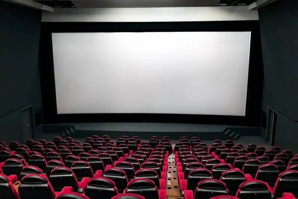 Beyaz ekranlı, kırmızı ve siyah koltuklu sinema salonu 08.03.2019 Kiev, Ukrayna.