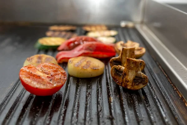 Cozinhar Legumes Grelhar Superfície Fritura Preto Tomates Cebolas Pimentas Vermelhas — Fotografia de Stock